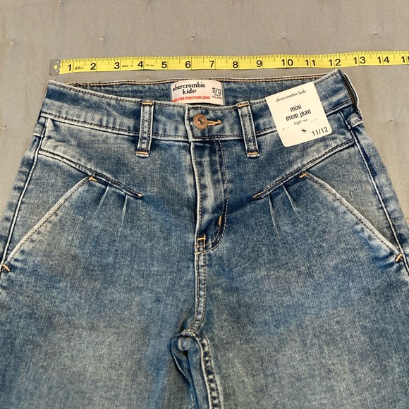 Girl’s Abercrombie Mini Mom jeans - Picture 4 of 9